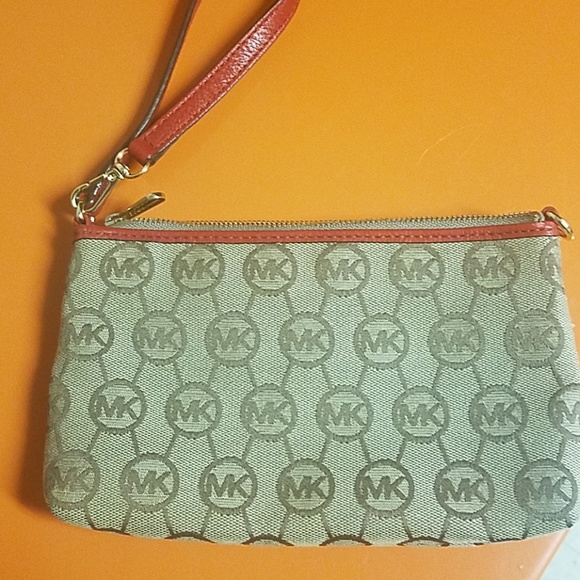 Michael Kors signature wristlet - Picture 4 of 6